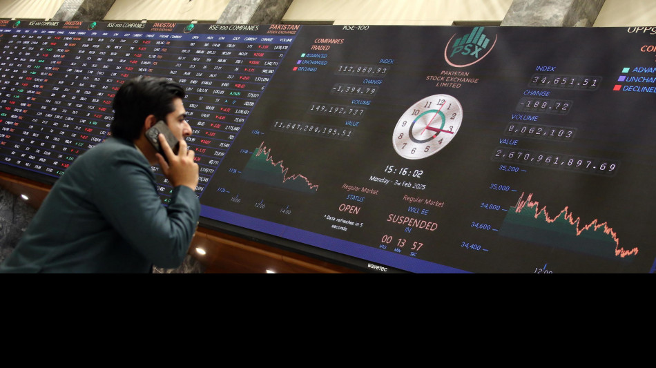 Borsa: Asia debole tra prese beneficio e cautela, Tokyo -0,98%