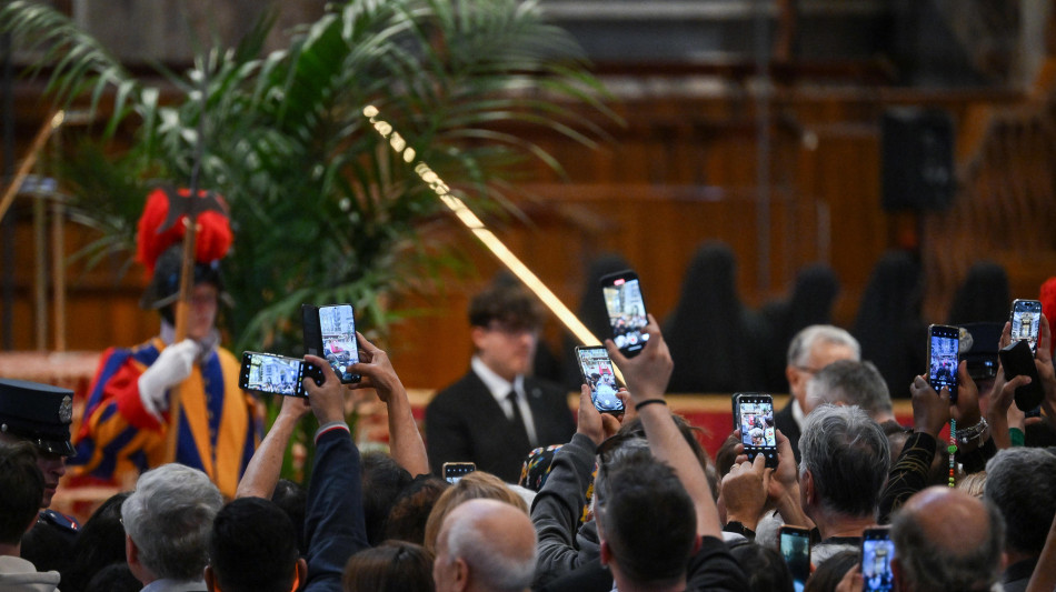 Superate le 50mila persone per l'omaggio al Papa