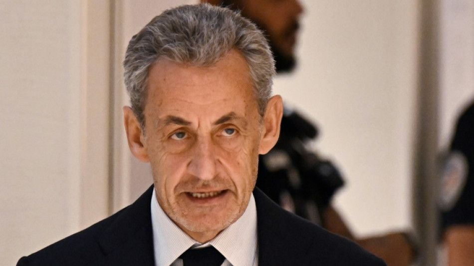 Justi&ccedil;a francesa condena ex-presidente Sarkozy a 5 anos de pris&atilde;o