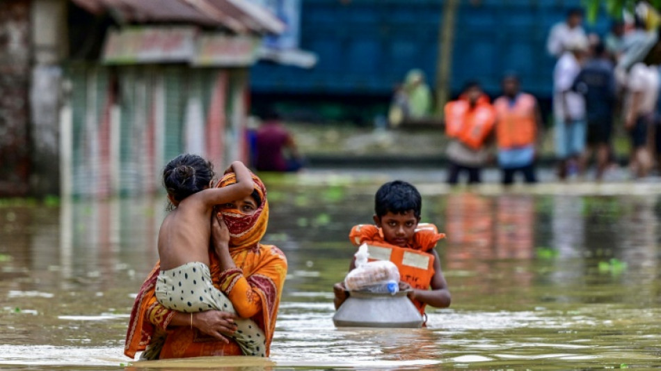 Casi 300.000 banglades&iacute;es en refugios de emergencia por las inundaciones