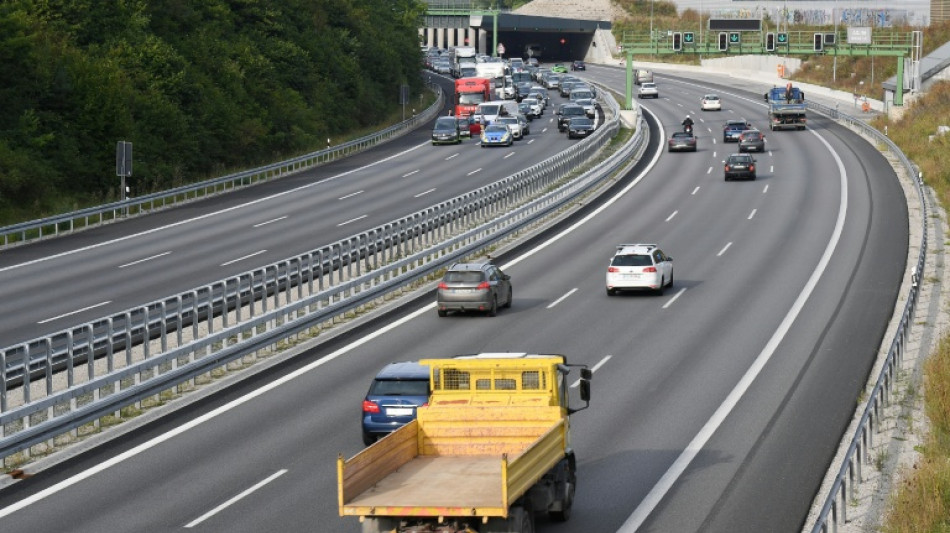Frau drängt Autofahrer in Bayern von Autobahn - Einweisung in Psychiatrie