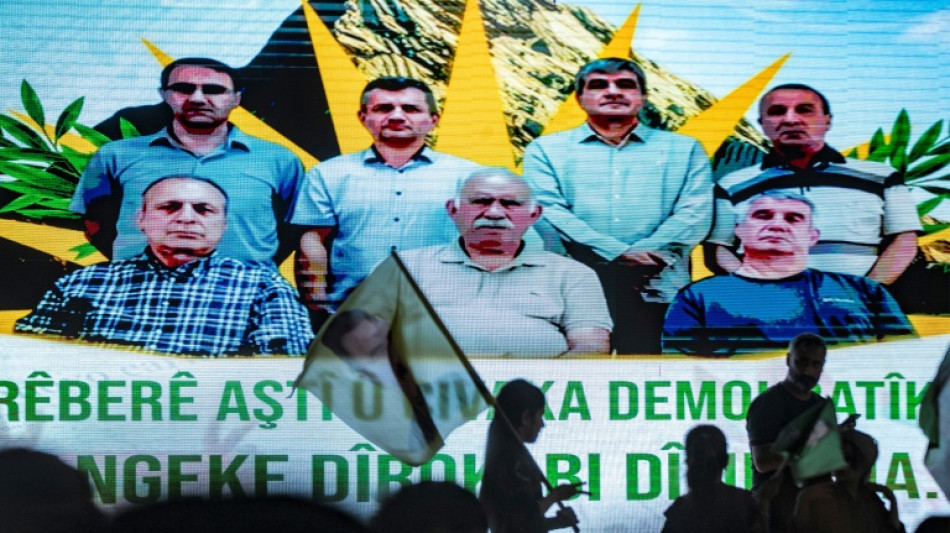 Lors d'une c&eacute;r&eacute;monie en Irak, les premiers combattants kurdes du PKK ont br&ucirc;l&eacute; leurs armes 