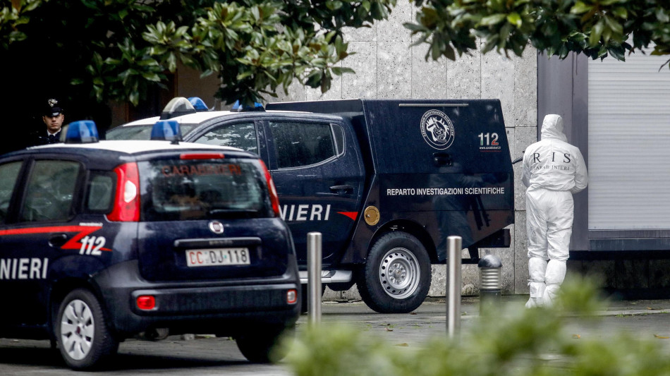 Uccide la compagna a coltellate e si costituisce