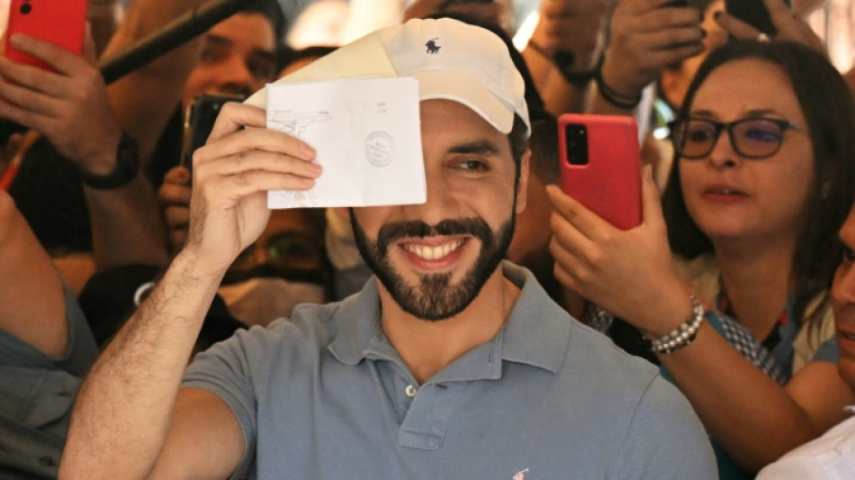 Bukele vota a la espera de su reelecci&oacute;n en El Salvador