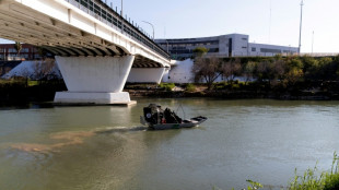 Hallan a 23 migrantes ocultos en la cabina de un camión en Texas