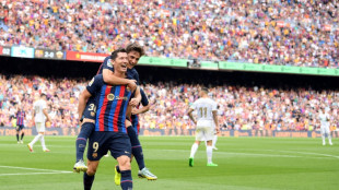 El Barcelona golea 3-0 al Elche y se pone l&iacute;der liguero