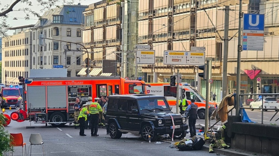 Auto fährt in Stuttgart in Menschengruppe - Frau erliegt Verletzungen