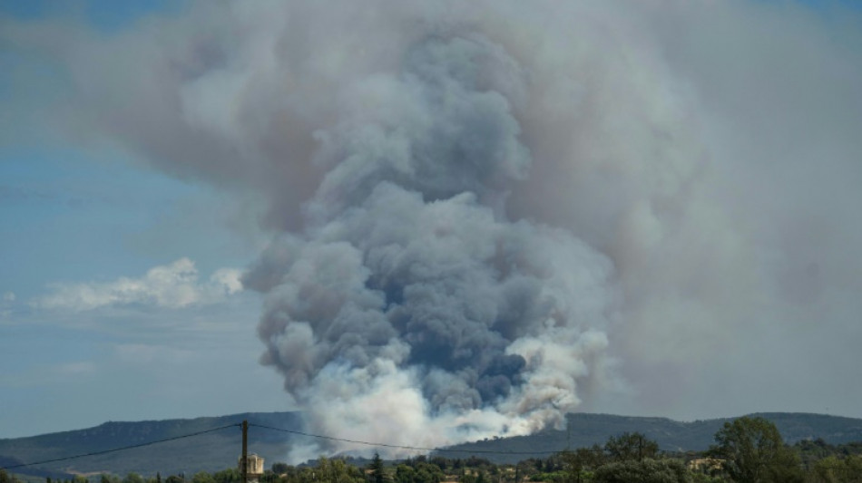 Un feu parcourt 1.450 hectares pr&egrave;s de Narbonne, habitants &eacute;vacu&eacute;s, A9 ferm&eacute;e