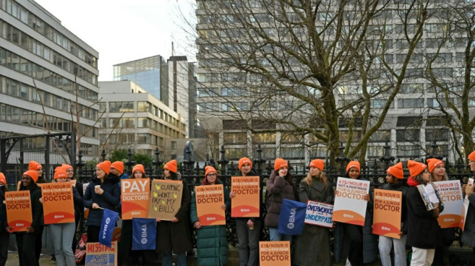 M&eacute;dicos en Inglaterra inician la huelga m&aacute;s larga de la historia en el sistema p&uacute;blico brit&aacute;nico de salud