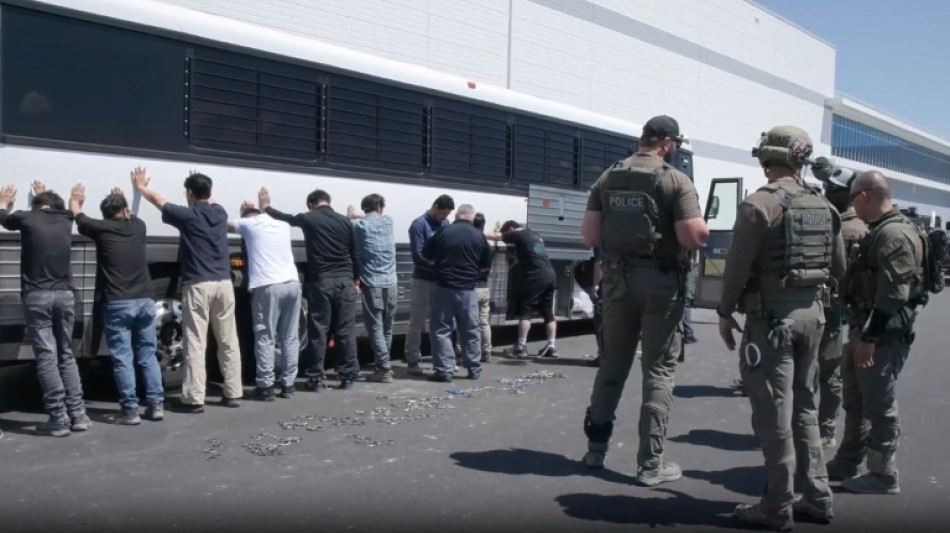 Hunderte S&uuml;dkoreaner nach Festnahme bei Razzia in den USA auf dem Weg in ihre Heimat