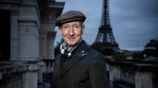 Par&iacute;s se quita el sombrero ante el dise&ntilde;ador brit&aacute;nico Stephen Jones