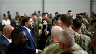 Vance visits US troops during UK trip