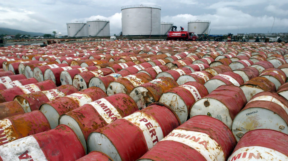 Prezzo petrolio in calo, Wti scambiato a 63,36 dollari