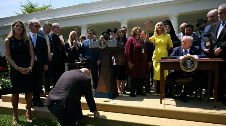 Trump celebra el D&iacute;a Nacional de la Oraci&oacute;n hablando de "v&iacute;rgenes" y "sue&ntilde;os divinos"