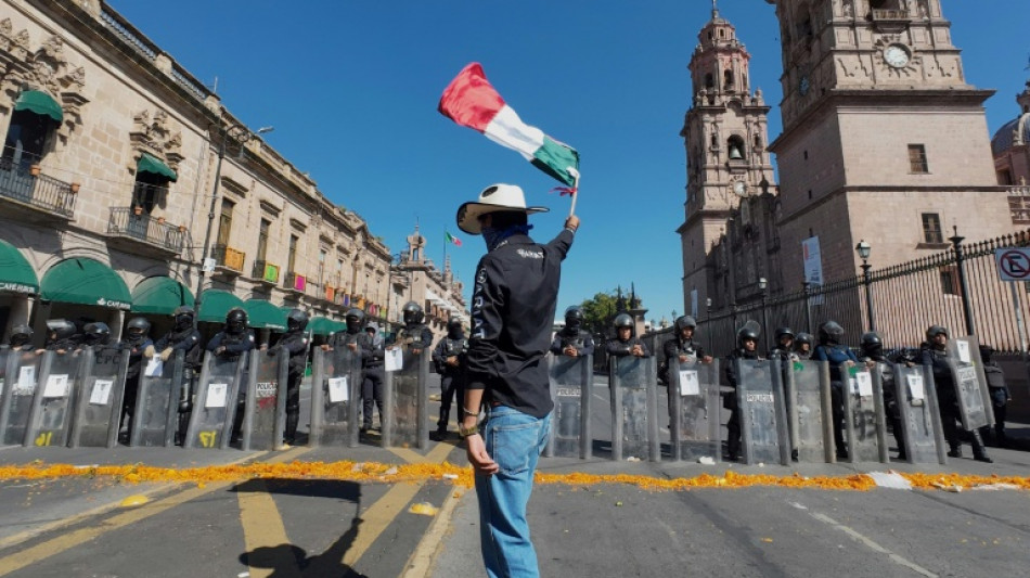 Pelo menos cinco mortos em explosão de carro em frente a prédio policial no México