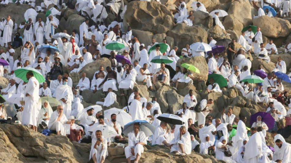 Peregrinos mu&ccedil;ulmanos rezam no Monte Arafat, ponto culminante do hajj