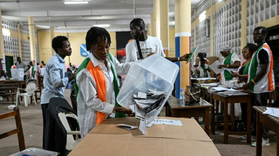 La C&ocirc;te d'Ivoire attend les r&eacute;sultats de la pr&eacute;sidentielle, Ouattara vers un 4e mandat 