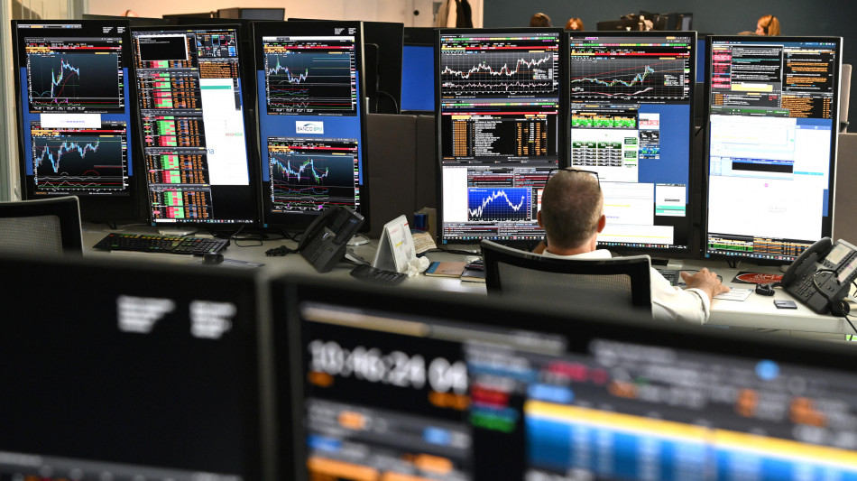 Borsa: Milano in rialzo con le banche, corre Stm