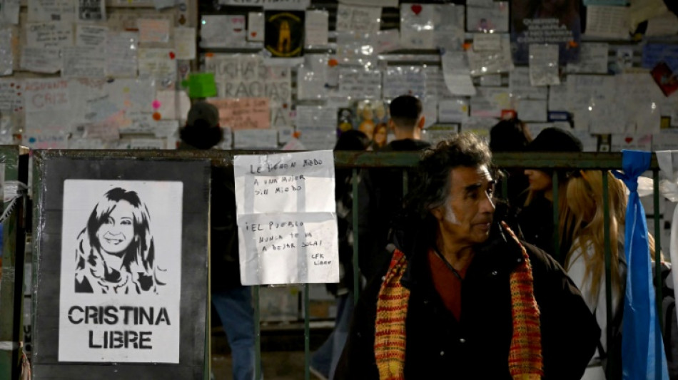 Cristina Kirchner denuncia a&ccedil;&atilde;o da pol&iacute;cia e pede que apoiadores mudem de local