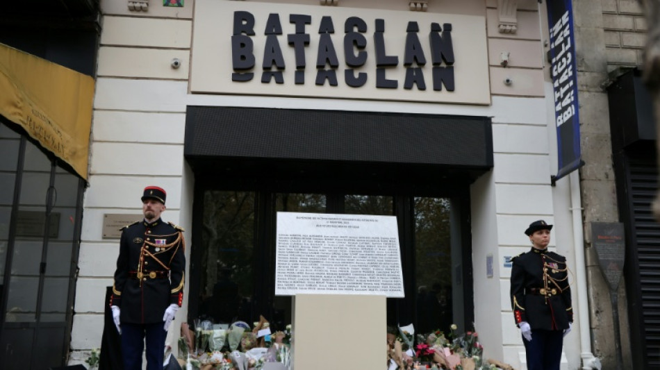 Namen und Blumen: Frankreich gedenkt der Opfer der islamistischen Anschl&auml;ge 2015