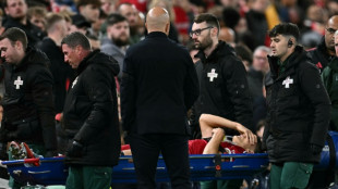 Zagueiro italiano Leoni, de 18 anos, sofre grave les&atilde;o em sua estreia no Liverpool