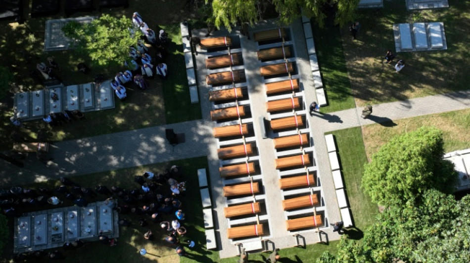 Pol&ocirc;nia enterra restos de centenas de pessoas executadas pelo nazismo