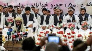 Cerim&ocirc;nias coletivas unem afeg&atilde;os que querem quer se casar gastando menos