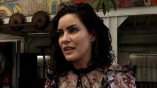 Con una flor como &uacute;nico elemento, fot&oacute;grafa cubana cuestiona estereotipos masculinos