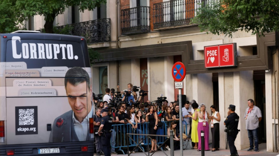 Un Sánchez debilitado renueva la cúpula del PSOE español y expulsará a los clientes de prostitución