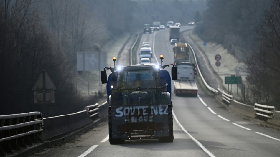 Les agriculteurs accentuent la pression sur le gouvernement et sur Bruxelles