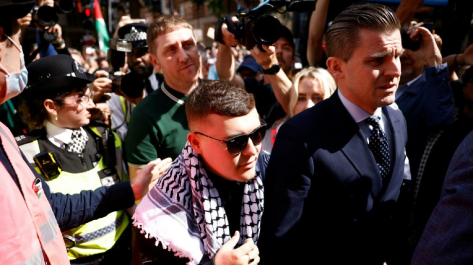 Rapper do trio norte-irlandês Kneecap, acusado de apoiar o Hezbollah, comparece a tribunal em Londres