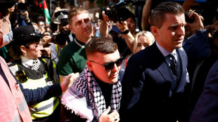 Rapper do trio norte-irlandês Kneecap, acusado de apoiar o Hezbollah, comparece a tribunal em Londres