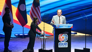 Primeiro-ministro da Mal&aacute;sia critica tarifas na abertura de reuni&atilde;o regional