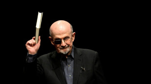 Escritor Salman Rushdie está 'satisfeito' com sentença de 25 anos de prisão para seu agressor