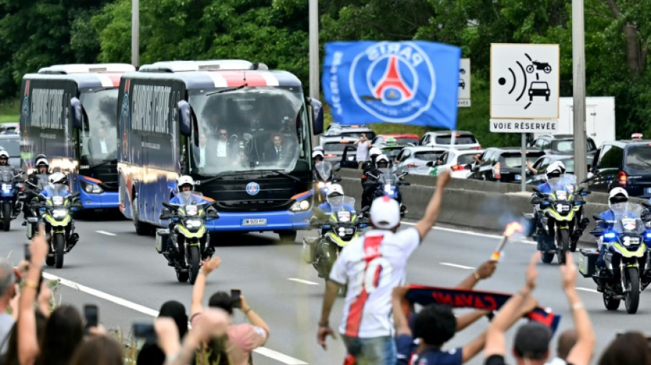 Sur les Champs-Elys&eacute;es, une parade "incroyable" des joueurs du PSG pour leurs supporters
