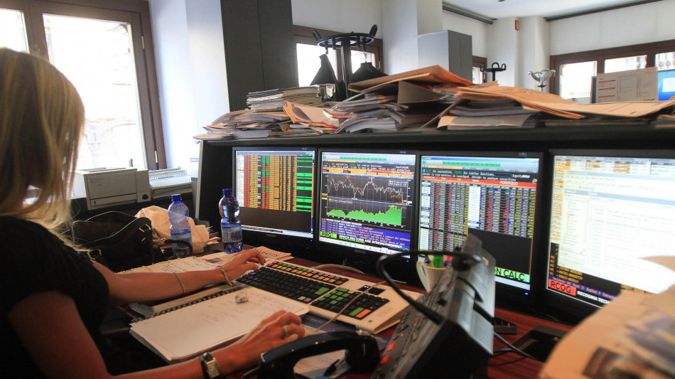 Dollaro ai minimi da tre anni con dazi e Trump-Powell