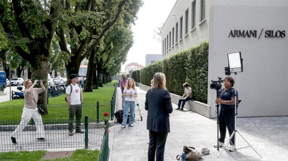 In centinaia in fila dalle 7 per l'ultimo saluto ad Armani