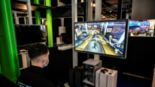 "Jeu vid&eacute;o de comp&eacute;tition" ou "passe saisonnier": quand le jeu vid&eacute;o s'adapte &agrave; la langue de Moli&egrave;re