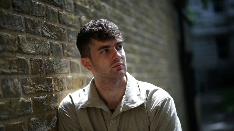 Dois jovens britânicos acusam mãe conspiracionista pela morte de irmã com câncer