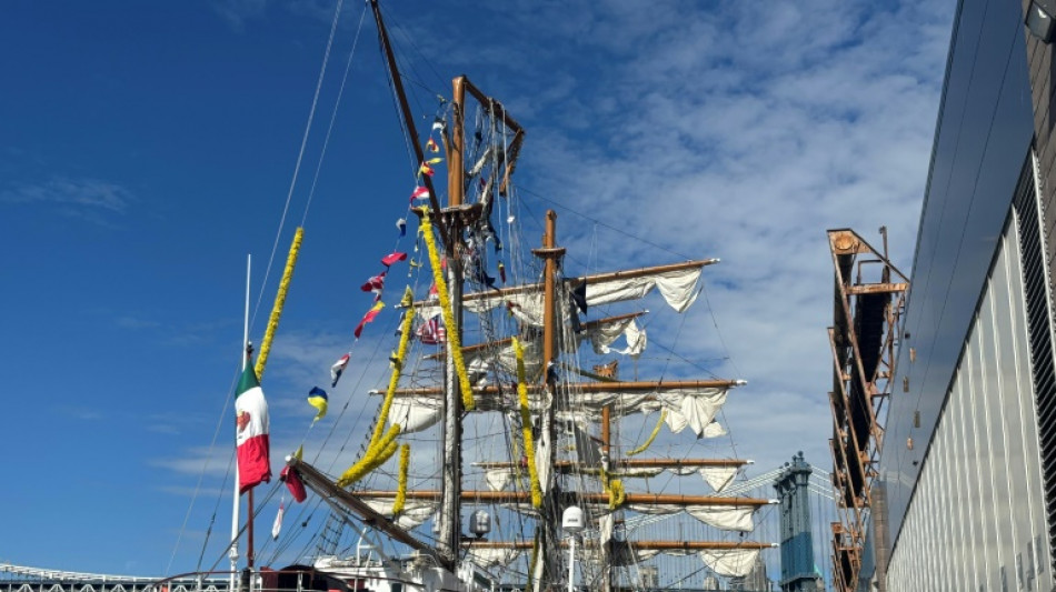 Abren investigaci&oacute;n por accidente de buque escuela mexicano contra puente de Brooklyn