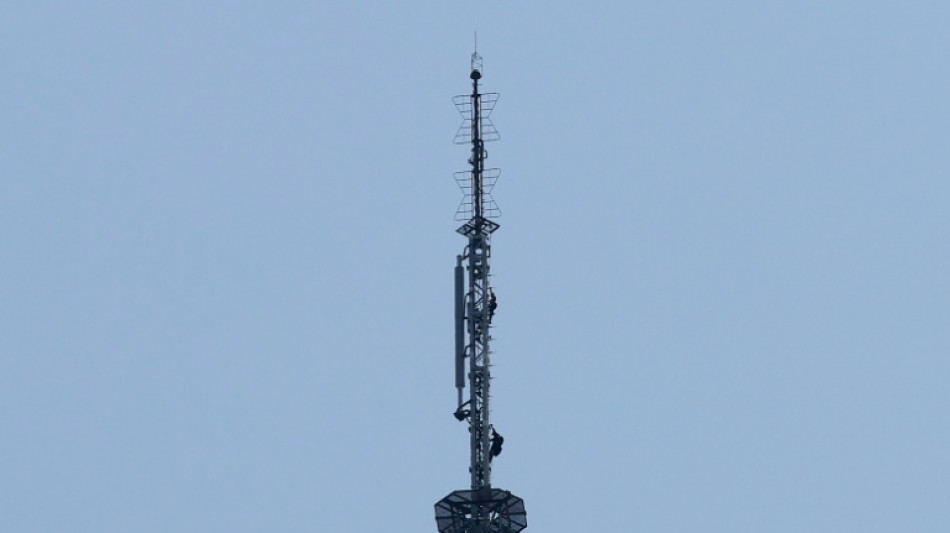 Pair climb to top of Empire State Building for apparent proposal