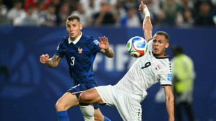 Lucas Digne deixa Aston Villa e volta ao PSG