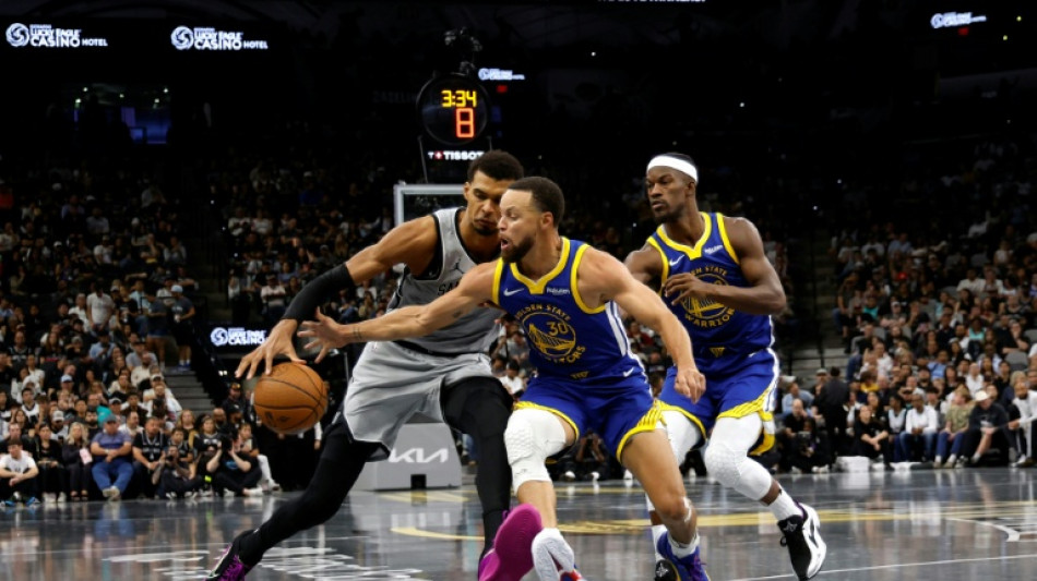 NBA: Les Warriors dominent les Spurs avec 49 points de Curry