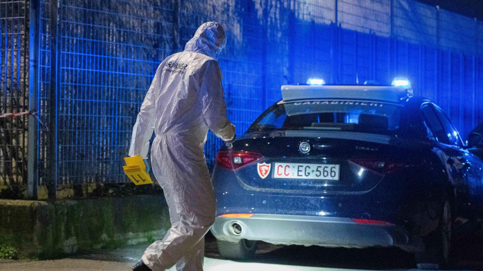 Uomo trovato ucciso con coltellata in casa a Milano, giovane arrestato