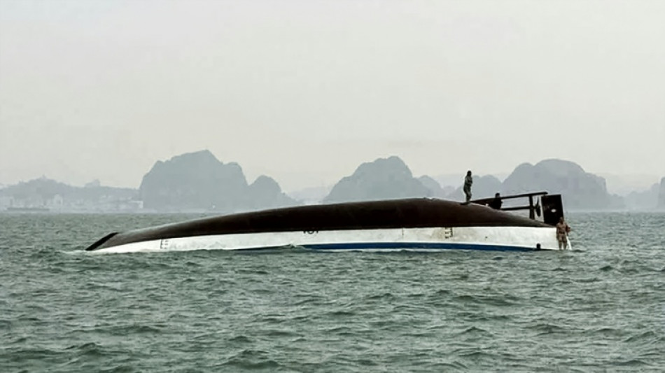 Al menos 28 muertos al volcar un barco turístico en Vietnam