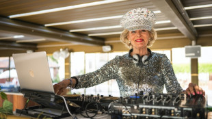 De dona de casa &agrave; &iacute;cone da discoteca: DJ Gloria conquista as pistas de dan&ccedil;a aos 81 anos