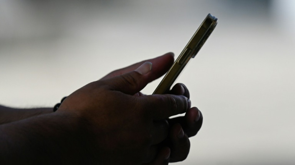 Umfrage: Eltern nutzen Medien exzessiv - halten sich aber f&uuml;r gute Vorbilder