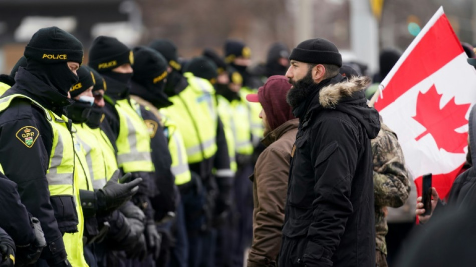 Canada: la police mobilis&eacute;e sur un pont frontalier, la foule arrive &agrave; Ottawa