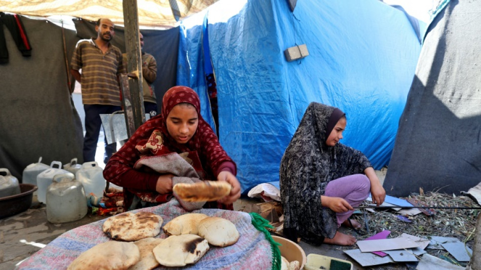 Remover cielo y tierra para hornear pan en Gaza