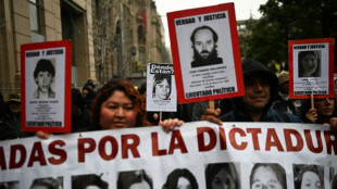 Dezenas s&atilde;o detidos em confrontos com a pol&iacute;cia durante marcha por v&iacute;timas da ditadura no Chile